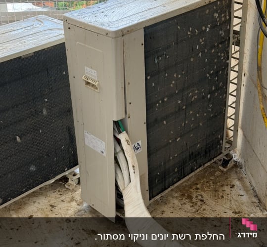 התקנת רשת נגד יונים במסתור כביסה עם מעבי מזגן